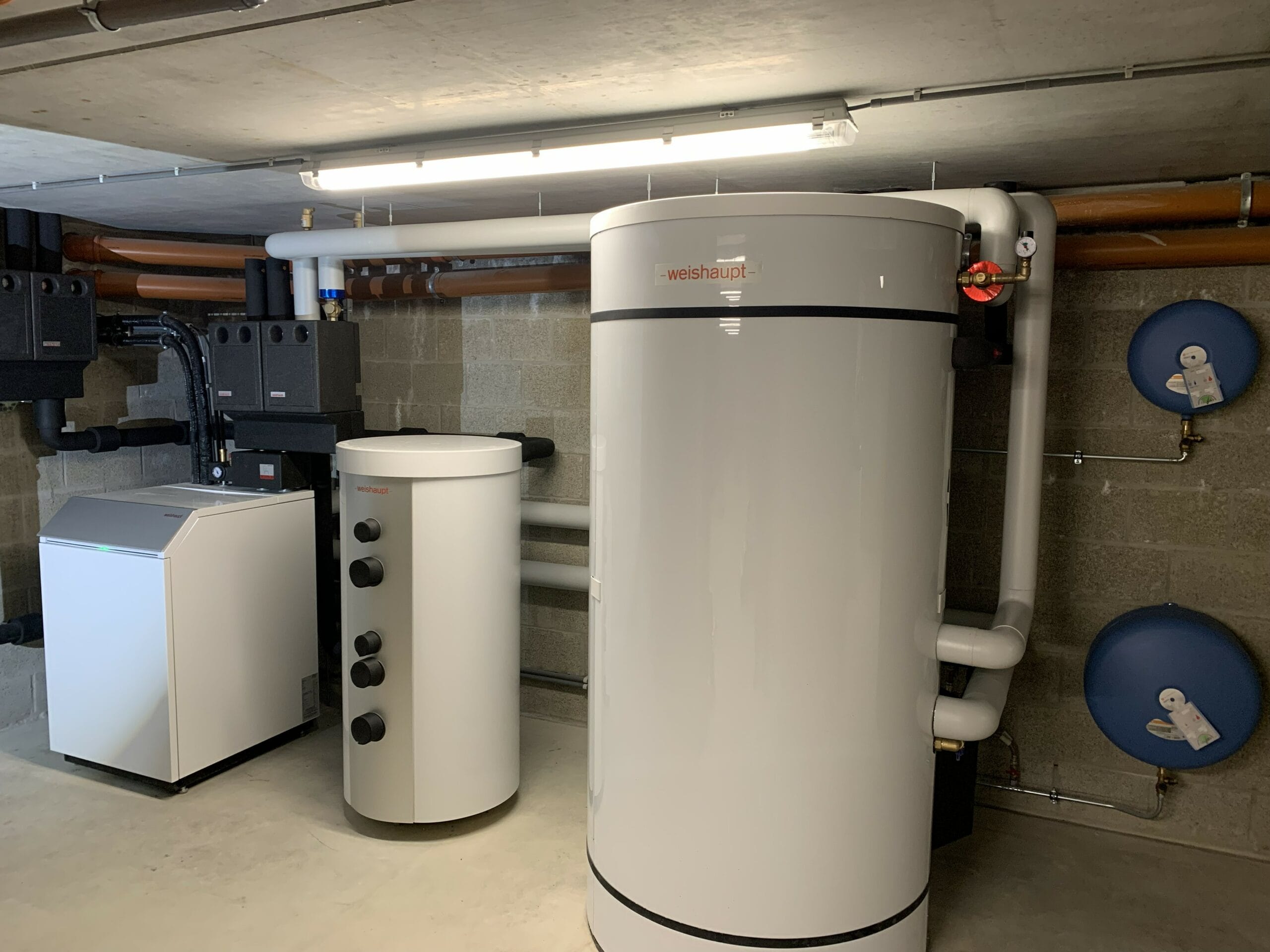 Unité extérieure de pompe à chaleur air-eau Weishaupt installée par Confort Willem