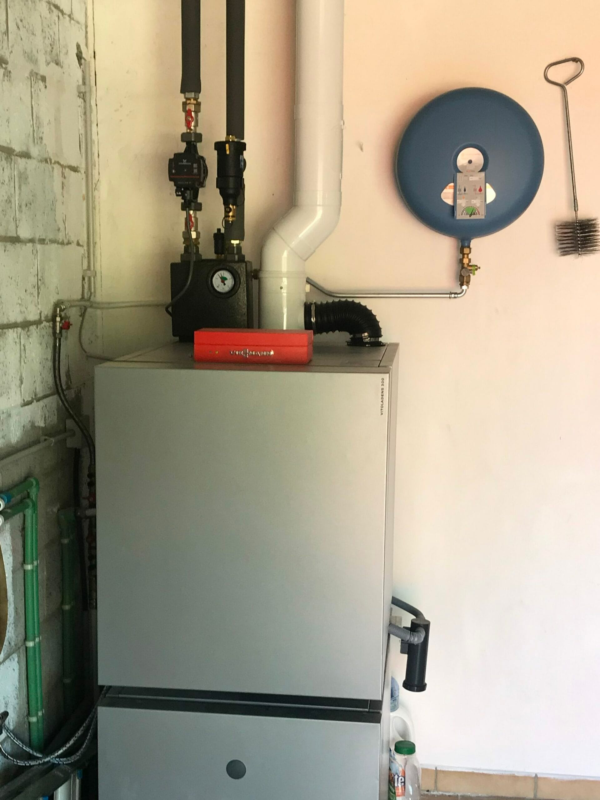 Chaudière mazout à condensation Viessmann Vitoladens 300-C avec boiler Vitocell, installée à Wanze par Confort Willem