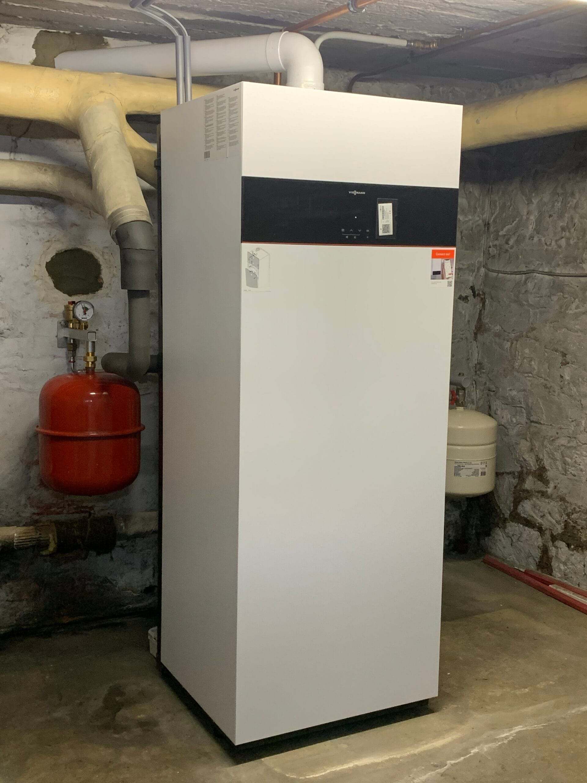 Chaudière gaz à condensation Viessmann Vitodens 111-F installée dans une cave à Huy par Confort Willem