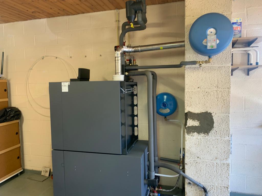 Chaudière mazout à condensation Viessmann Vitoladens 300-C avec boiler Vitocell installée à Fernelmont par Confort Willem