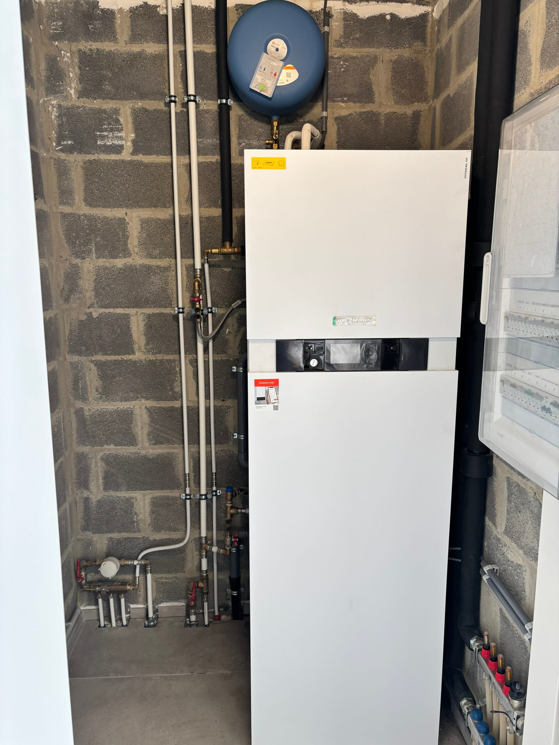 Pompe à chaleur Viessmann Vitocal 111-F, vue de face avec vase d'expansion, Forville (Fernelmont)
