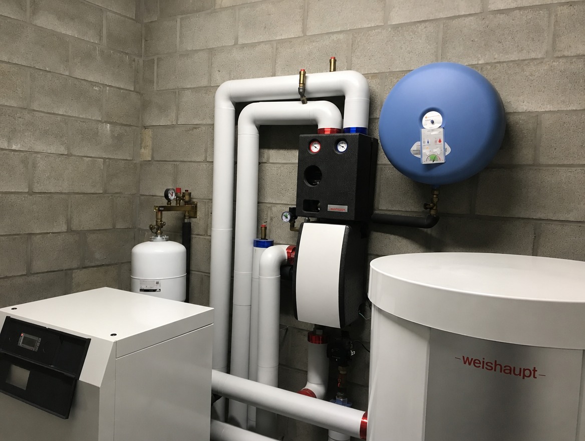 Pompe à chaleur sol-eau Weishaupt : circuit hydraulique isolé haute efficacité, pompe, vase d'expansion et boiler WAS 300, installation Confort Willem