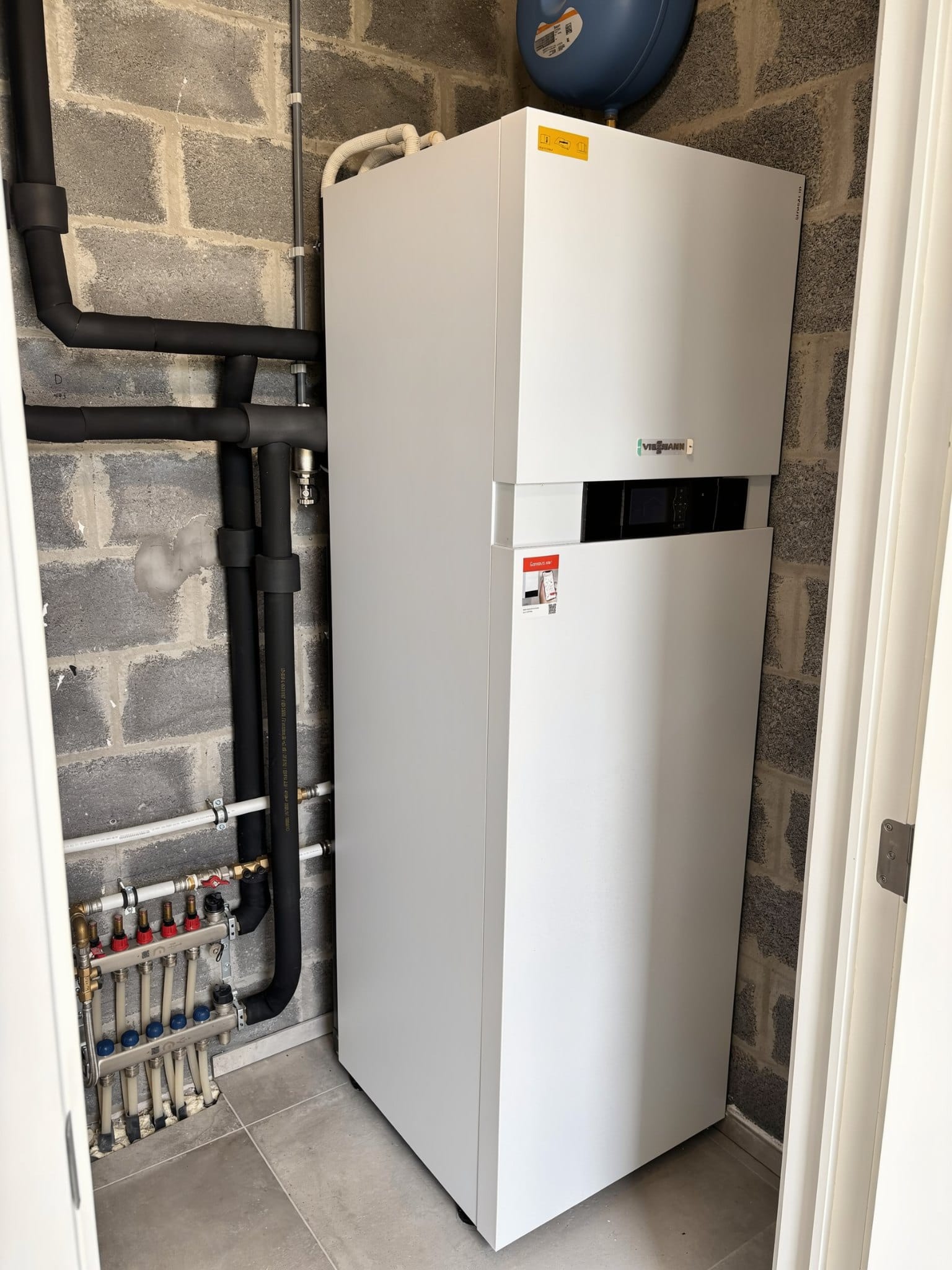 Pompe à chaleur Viessmann Vitocal 111-F avec ballon intégré installée dans un local technique à Forville (Fernelmont) par Confort Willem