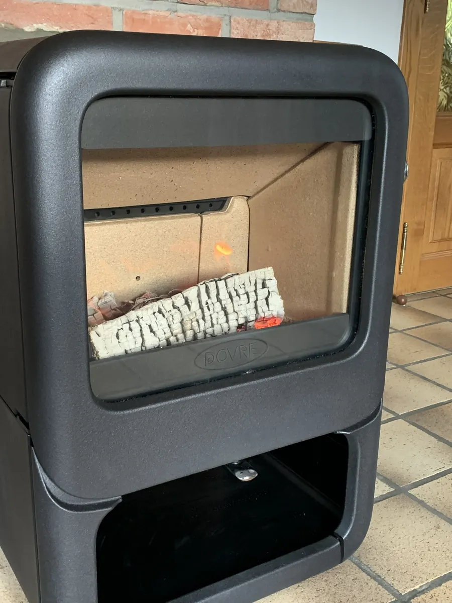 Dovre Rock 350 vu de côté devant la cheminée