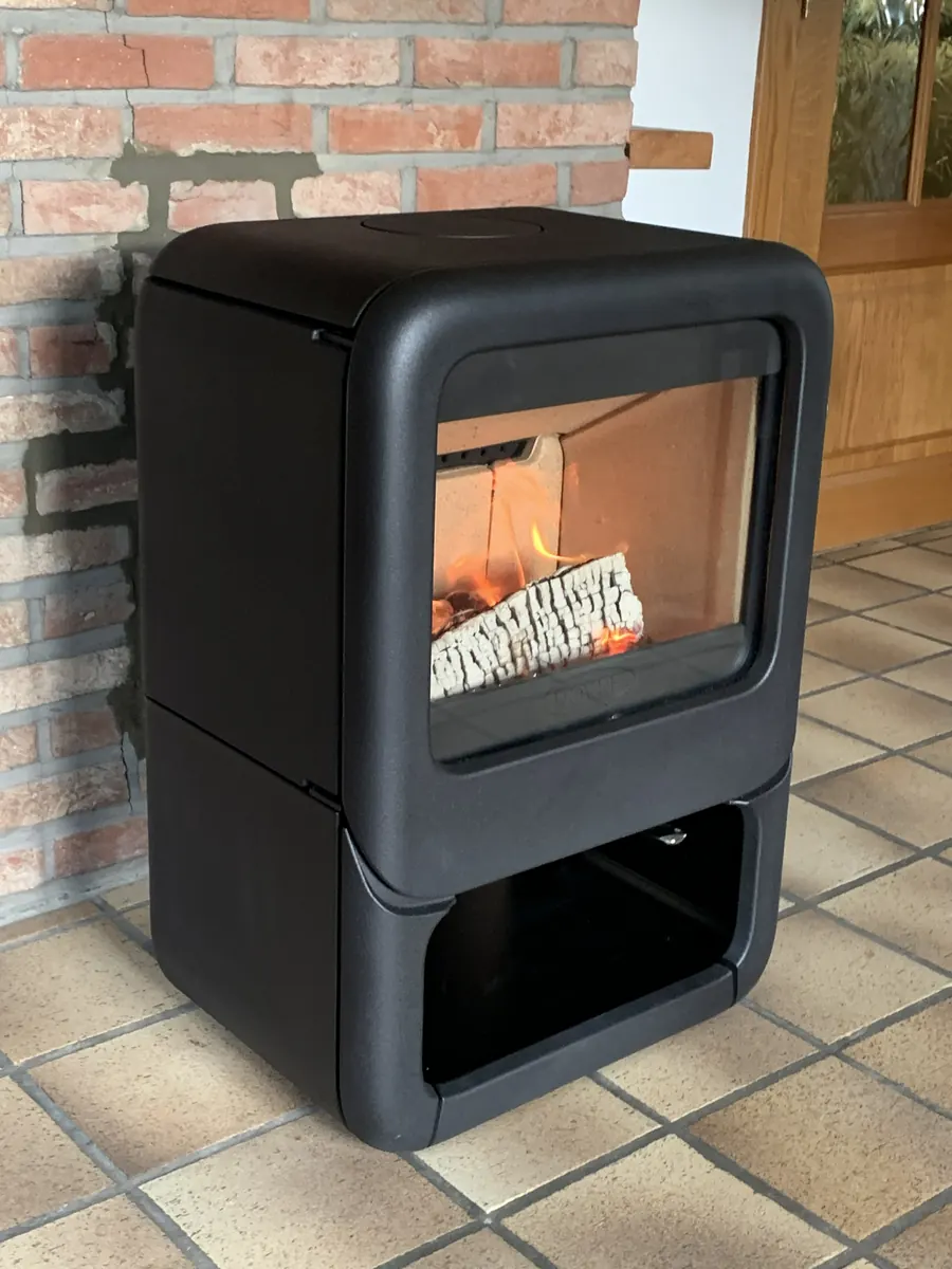 Dovre Rock 350 vu de trois-quarts, compartiment à bûches